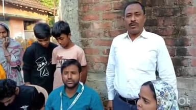 রতুয়া ১: বাড়ি বাড়ি পৌঁছে বারঘরিয়া এলাকায় ফ্রম পৌঁছে দিল BLO, সঙ্গে গেল পঞ্চায়েত সদস্য তৃণমূলের নেতৃত্ব