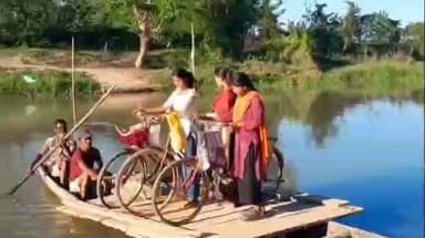 শদিয়া: ডাঙৰী লাউপতি গাঁৱত দলঙৰ অভাৱত ৰাইজে নাৱেৰে যাতায়ত কৰিব লগা হয় ,চৰকাৰে কাণসাৰ নিদিয়াৰ অভিযোগ ৰাইজৰ