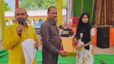 चरखारी: चरखारी के गोवर्धन नाथ जू मेले में मेहंदी प्रतियोगिता का भव्य आयोजन, सबा ने पाया प्रथम स्थान