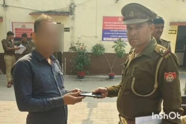 एत्मादपुर: गुम हुए 2 मोबाइल फोन पुलिस ने बरामद किए, मोबाइल स्वामियों को थाना एत्मादपुर पर बुलाकर सुपुर्द किए