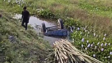 बेलदौर: सकरोहर चक्रमणियां के पास बांस लदी ट्रैक्टर-ट्रॉली सड़क किनारे गड्ढे में पलटी, कोई हताहत नहीं