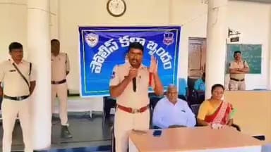 మునగాల: ఆకుపాములలో విద్యార్థులకు హెల్మెట్ యొక్క ప్రాముఖ్యత గురించి వివరించిన ఎస్సై ప్రవీణ్ కుమార్