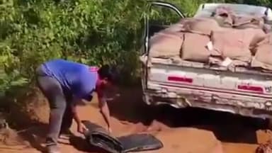 ఏటూరునాగారం: కొండాయి - ఊరట్టం మధ్య రోడ్డు అధ్వానంగా మారడం తో బురదలో ఇరుక్కున రేషన్ వాహనం