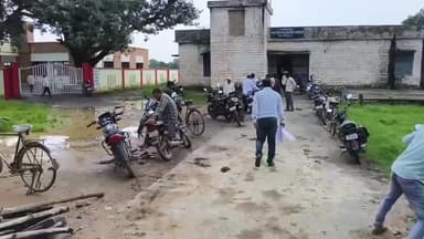 मझौली: मड़वास तहसील में तहसीलदार के न बैठने से जनता परेशान, अधिवक्ताओं ने जताया विरोध