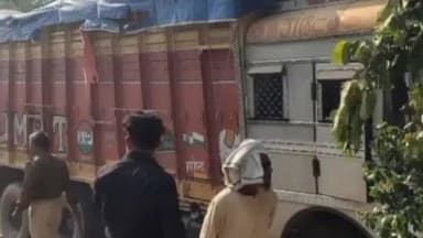 सहजनवा: गीडा इलाके के जैतपुर बोक्टा मार्ग पर अनियंत्रित ट्रक पेड़ से टकराकर मकान में घुसा, तीन लोग गंभीर रूप से घायल