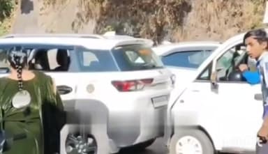 जोगिंदर नगर: मंडी-पठानकोट एनएच पर ढेलू के पास तीन गाड़ियों की आपस में टक्कर, चालक बाल-बाल बचा