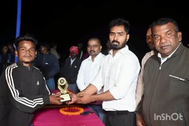 कसमार: लोधकियारी में फुटबॉल टूर्नामेंट के समापन में झामुमो नेता बिनय कपूर शामिल हुए