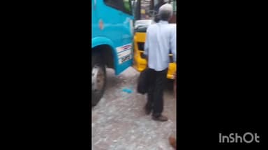 പറവൂർ: ആലുവ പെരുമ്പാവൂർ റോഡിൽ നാലാംമൈലിൽ അമിതവേഗത്തിൽ വന്ന സ്വകാര്യ ബസ് സ്കൂൾ ബസ്സിൽ ഇടിച്ചപകടം