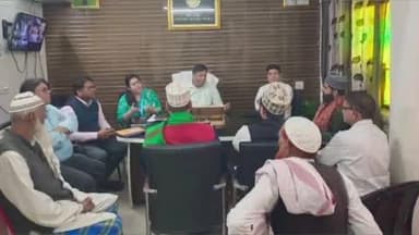 किरावली: सीकरी में स्वास्थ्यकर्मियों ने टीकाकरण के लिए किया लोगों को प्रेरित