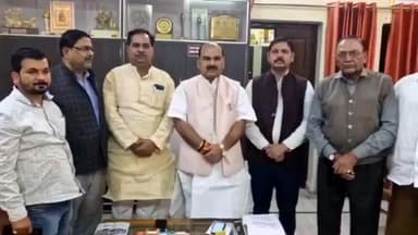 बिसवां: सेल्फ फाइनेंस कॉलेज संगठन के पदाधिकारियों ने विधायक उमेश द्विवेदी से मिलकर शुल्क निर्धारण पर की चर्चा