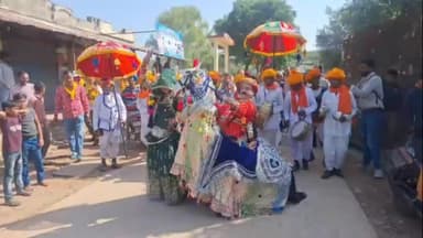 हिण्डोली: पोटरी विलेज में विदेशी पावणों का तिलक-माला से स्वागत किया गया