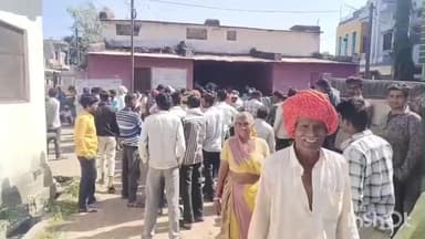 अरनोद: अरनोद लैंप्स केंद्र पर यूरिया खाद के लिए लगी लंबी कतारें, पुलिस का जाप्ता रहा मौजूद