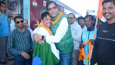 नामकुम: रांची रेलवे स्टेशन पर लॉन बॉल्स वर्ल्ड कप में पदक जीतकर आए खिलाड़ी का हुआ स्वागत