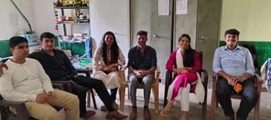 गुदड़ी: ट्रेनी आईएएस अधिकारियों ने गुदड़ी के लोढ़ाई गाँव का भ्रमण किया, ग्रामीणों से विभिन्न मुद्दों पर चर्चा की