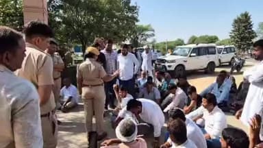 चौमूं: चोमू रेनवाल सड़क मार्ग पर बागावास गांव में अवैध शराब बिक्री के खिलाफ भाजपा कार्यकर्ताओं ने थाने पर किया प्रदर्शन