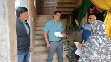 नर्मदापुरम में अतिरिक्त तहसीलदार शक्ति सिंह तोमर ने मतदाता सूची पुनरीक्षण कार्य का किया निरीक्षण