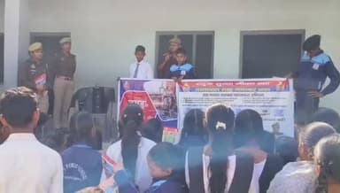 मिलक: धावनी बुजुर्ग गांव के निजी इंटर कालेज में पढ़ने वाले छात्र-छात्राओं को प्रभारी निरीक्षक ने नए कानून की जानकारी दी