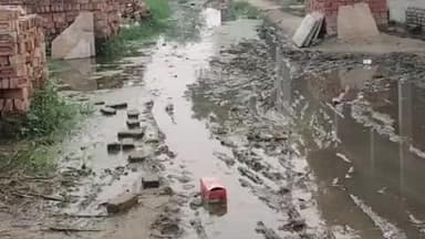 किरावली: सकतपुर में जलभराव से जनजीवन अस्त-व्यस्त, ग्रामीणों में आक्रोश