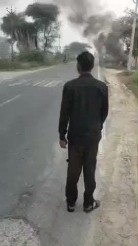 जसराना: पिपरौली गांव के पास चलती कार में लगी आग, कूदने से दो युवक घायल