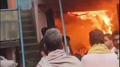 हसनपुरा: हसनपुरा स्थित जनरल स्टोर में भीषण आग, लाखों की संपत्ति जलकर राख