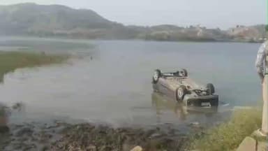 टेहरोली: कुरैचा में तेज रफ्तार कार अनियंत्रित होकर बांध में गिर गई, शीशा तोड़कर बाहर निकले कार सवार