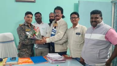 किस्को: किस्को में अंजुमन पदाधिकारियों ने नए थाना प्रभारी से की शिष्टाचार भेंट, बुके देकर किया स्वागत