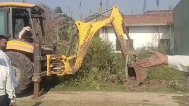 नजीबाबाद: नजीबाबाद में अवैध कॉलोनीवासियों पर चला बाबा का बुलडोजर