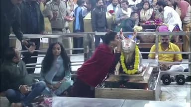 उज्जैन शहर: अभिनेत्री दिव्या दत्ता ने विश्व प्रसिद्ध बाबा महाकाल मंदिर में किए दर्शन, भोग आरती में हुईं शामिल