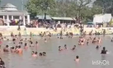 बरियारपुर: मौसम बदलते ही ऋषिकुंड के गर्म जल में नहाने के लिए उमड़ी लोगों की भीड़