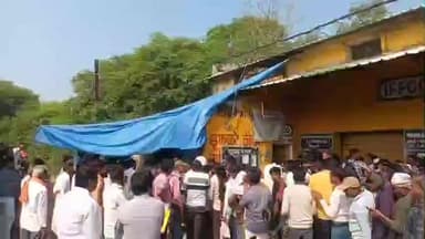 कृषि उपज मंडी के मार्कफेड गोदाम में खाद के लिए किसानों की लंबी कतार, खाद न मिलने से किसान परेशान