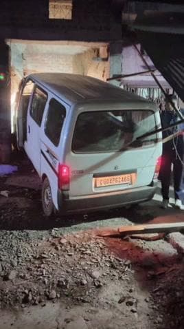 कवर्धा: राजानवगांव में तेज रफ्तार इको कार घर में घुसी, युवक शराब के नशे में चला रहा था, कोई हताहत नहीं