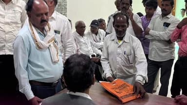 सडक अर्जुनी: माजी मंत्री तथा आमदार राजकुमार बडोले यांनी सडक अर्जुनी येथील जनसंपर्क कार्यालयात घेतल्या नागरिकांच्या भेटी