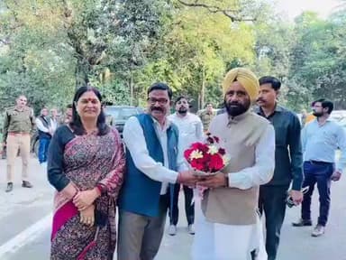 पीलीभीत: पीलीभीत पहुंचे जिले के प्रभारी मंत्री बलदेव सिंह ने पीडब्ल्यूडी गेस्ट हाउस में पार्टी कार्यकर्ताओं से की मुलाकात