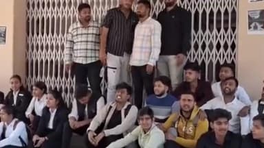 उज्जैन शहर: एनएसयूआई अध्यक्ष के नेतृत्व में नवसंवत् लॉ कॉलेज के छात्रों ने विश्वविद्यालय में किया प्रदर्शन