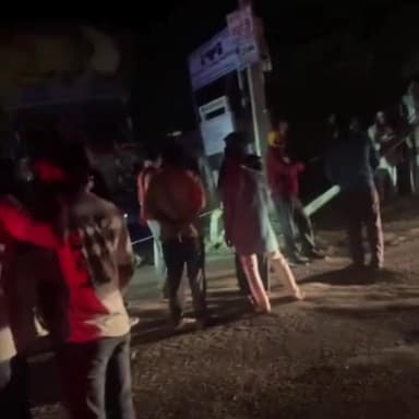 नीमराना: फौलादपुर में तूड़े से भरे ट्रोले ने हाई टेंशन लाइन के पोल को मारी टक्कर, ट्रांसफार्मर गिरा, ग्रामीणों में आक्रोश