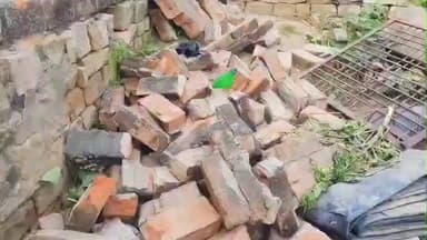 बारा: नौढ़िया तरहार गाँव में गरीब महिला की बनी आटा चक्की व बाउंड्री बाल को गिराए परिवार के लोग, बाल-बाल बची महिला