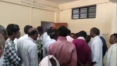 दिग्रस: अतिवृष्टीच्या मदतीसाठी शेतकऱ्यांची दिग्रस तहसील कार्यालयात गर्दी, यादीत नाव पाहण्यासाठी शेतकऱ्यांच्या रांगा