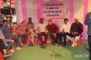 इटारसी: अवैध गुमटी मालिकों पर कार्रवाई न होने पर इटारसी ब्लॉक कांग्रेस का अग्रवाल भवन के पीछे धरना