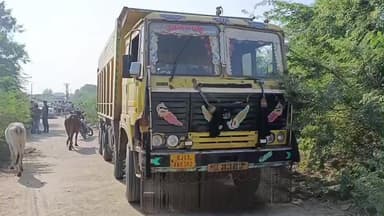 લખતર: લખતર ના મોઢવાણા ગામ ખાતે ડમ્પરે ટક્કર મારતા ત્રણ વીજ પોલ ધરાશય બે વિજપોલ ને ભારે નુકસાન