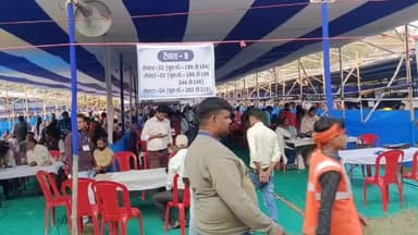 चकिया पिपरा: विधानसभा चुनाव को लेकर चकिया एसआरपी कॉलेज परिसर में बने डिस्पैच सेंटर से मतदान कर्मी दल मतदान केन्द्रों के लिए रवाना