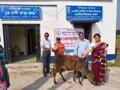মথুরাপুর ২: প্রাণিসম্পদ বিকাশ কেন্দ্রের পক্ষ থেকে ৬ জন বেনি ফিশারীকে দেওয়া হলো গবাদি পশু