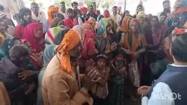 श्योपुर: भूमि विवाद को लेकर कलेक्ट्रेट पहुंची आदिवासी महिलाएं, प्रदर्शन कर जिला प्रशासन को सौंपा ज्ञापन