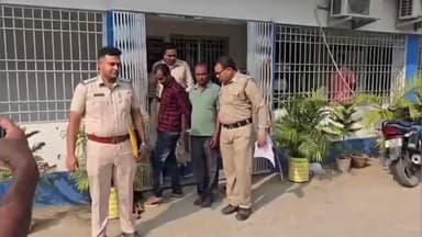 তেহট্ট ২: সম্পর্কের টানাপোড়নের জেরে প্রেমিকাকে ধারালো অস্ত্র দিয়ে মেরে ফেলার চেষ্টা, অভিযোগে গ্রেপ্তার এক যুবক ও তার বাবা