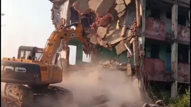 बेरमो: बोकारो थर्मल रेलवे स्टेशन के पास डीवीसी ने 1984 के तीन मंजिला आवास SDT तीन को ध्वस्त करने की प्रक्रिया शुरू की