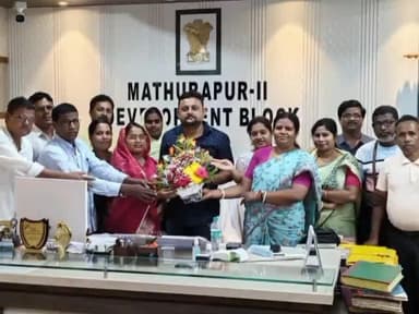 মথুরাপুর ২: মথুরাপুর দু'নম্বর ব্লক পঞ্চায়েত সমিতির পক্ষ থেকে নবনিযুক্ত ব্লক আধিকারিক কে সম্বর্ধনা দেওয়া হয়