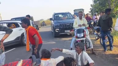 पुनासा: मंदी-पुनासा मार्ग पर चक्का जाम, जनपद पंचायत पुनासा के सीईओ अभिषेक त्रिवेदी भी 20 मिनट तक जाम में फंसे