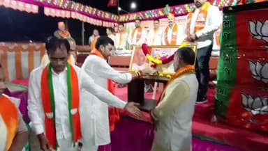 તિલકવાડા: દેવલ્યા ખાતે ભાજપા દ્વારા સ્નેહમિલન કાર્યક્રમ યોજાયો. સ્વદેશી અપનાવી 'વોકલ ફોર લોકલ'ની દિશામાં આગળ વધવા સૌને અપીલ કરાઇ