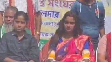 মন্দিরবাজার: মন্দিরবাজার ও বকুলতলা এলাকায় দুই তরুণী বিবাহ বন্ধনে আবদ্ধ হয়েছেন। সাংসদের উদ্যোগে সংবর্ধনা সভার আয়োজন।