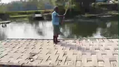 শীতলকুচি: খেংচি কাচারিঘাট এলাকায় ব্রিজ না থাকায় নৌকা দিয়ে পারাপার বাসিন্দাদের দুর্ভোগ দুই পাড়ের সাধারণের