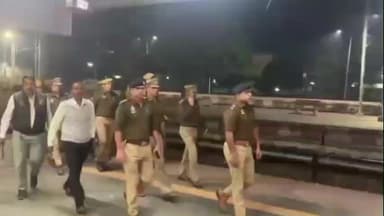 ज़मानिया: दिल्ली में हुए धमाके के बाद गाज़ीपुर पुलिस हुई अलर्ट, एसपी ने भारी फोर्स के साथ स्टेशन पर किया पैदल गश्त